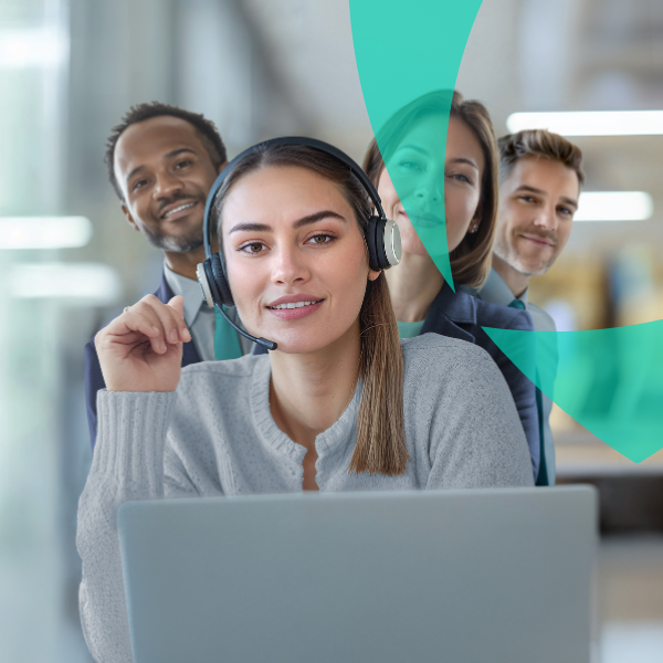 Foto van specialisten achter laptop